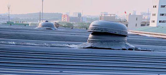 金属屋面的突出物（如烟囱、出气孔、风机口等）